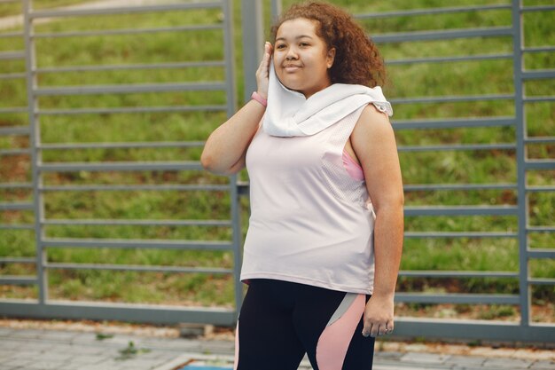 Più grande di una donna che fa esercizi di stretching