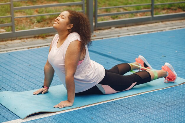 Più grande di una donna che fa esercizi di stretching