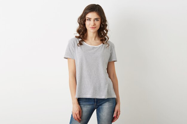 Piuttosto giovane donna, stile hipster, vestita di jeans, t-shirt, isolato su sfondo bianco, capelli ricci