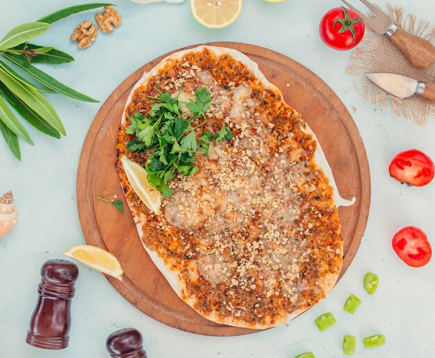 Pizza a base di carne macinata