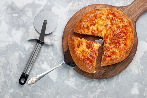 Pizza a fette vista dall'alto al forno con formaggio su bianco