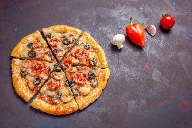 Pizza ai funghi vista dall'alto affettata con formaggio e olive sulla superficie scura cibo pizza italiana cuocere pasta pasto