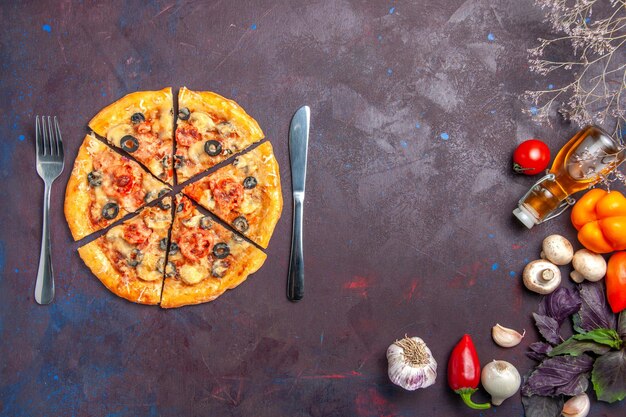 Pizza ai funghi vista dall'alto affettata con formaggio e olive sulla superficie scura italiana cuocere pasta alimentare pizza