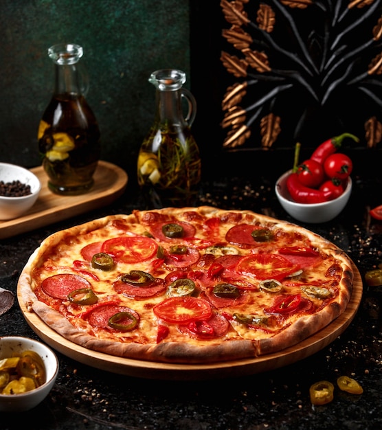 Pizza ai peperoni con olive su tavola di legno