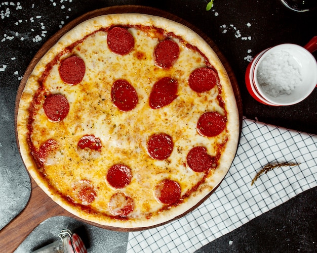 Pizza ai peperoni con pomodoro e formaggio