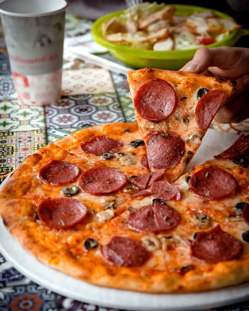Pizza ai peperoni con salame e olive