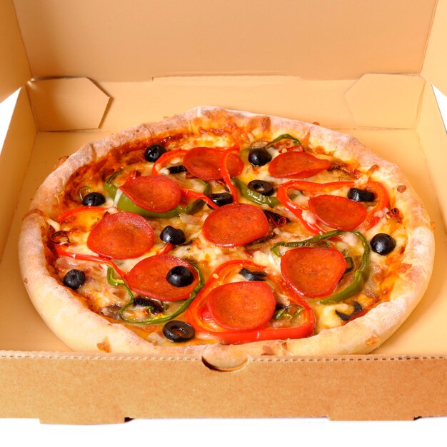 Pizza ai peperoni italiana appena sfornata in una scatola di consegna isolata su uno sfondo bianco.