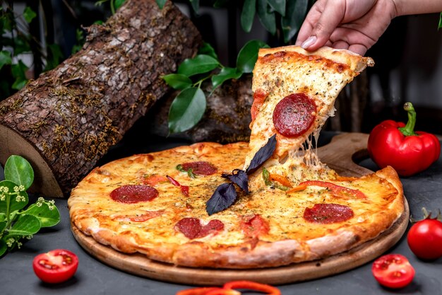 Pizza ai peperoni sul tavolo