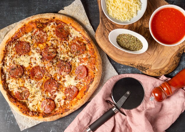 Pizza ai peperoni vista dall'alto con ingredienti