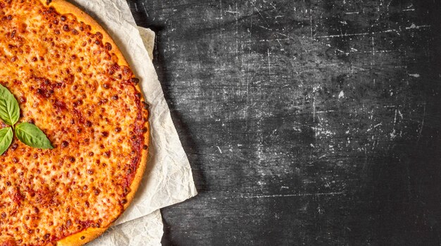 Pizza al formaggio vista dall'alto con basilico e copia-spazio