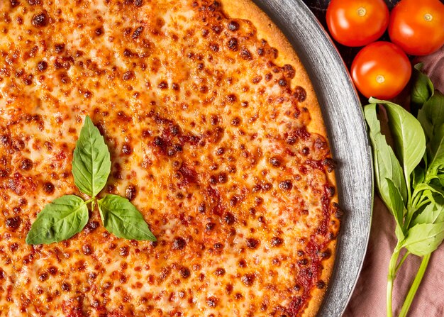 Pizza al formaggio vista dall'alto con basilico e pomodorini