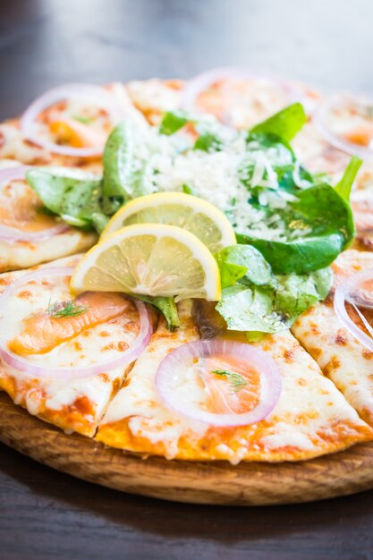 Pizza al salmone affumicato