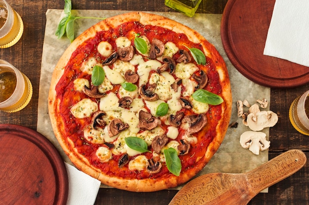 Pizza alla griglia margherita con salsa di pomodoro; formaggio; basilico e funghi