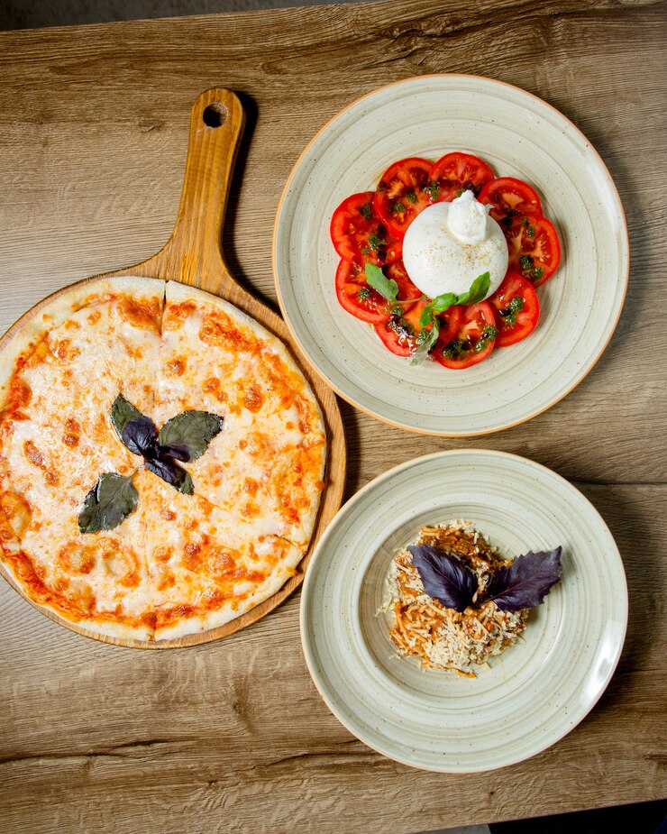 Foto gratuito pizza caprice insalata e spaghetti con carne
