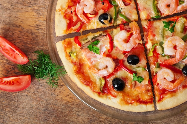 Pizza con gamberi, olive salmonnd