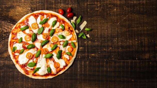 Pizza con lo spazio della copia sulla tavola di legno