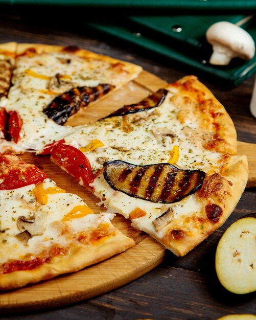 Pizza con melanzane tagliate a pezzi