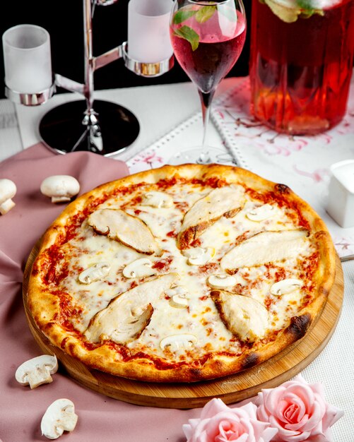 pizza con pollo, formaggio e salsa di pomodoro