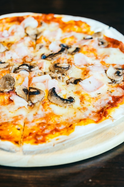 Pizza con prosciutto e funghi