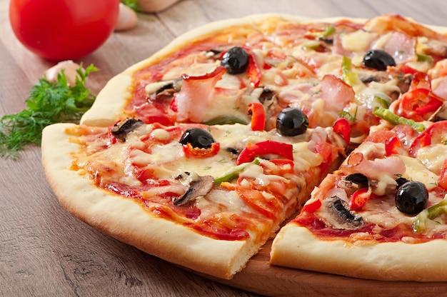 Pizza con prosciutto, funghi e olive