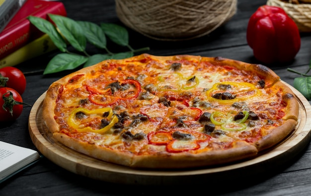 Pizza con salsa di pomodoro e involtini di olive nere