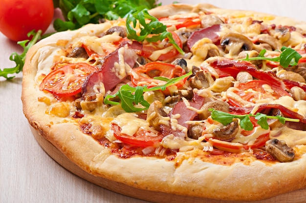 Pizza con verdure e prosciutto