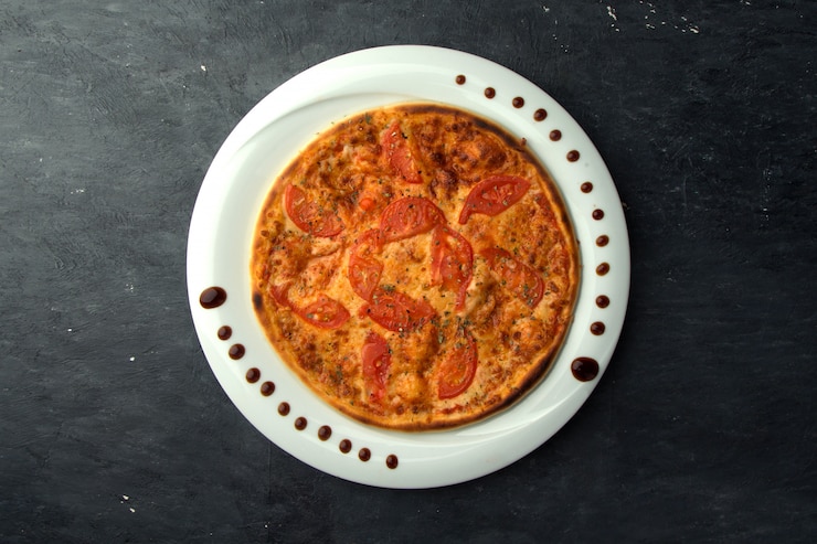 Foto gratuito pizza croccante con pomodori