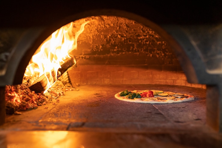 Foto gratuito pizza deliziosa da forno ad alto angolo