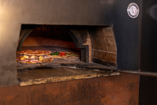 Pizza deliziosa da forno ad alto angolo