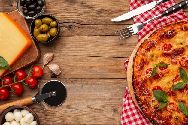 Pizza deliziosa vista dall'alto con lo spazio della copia