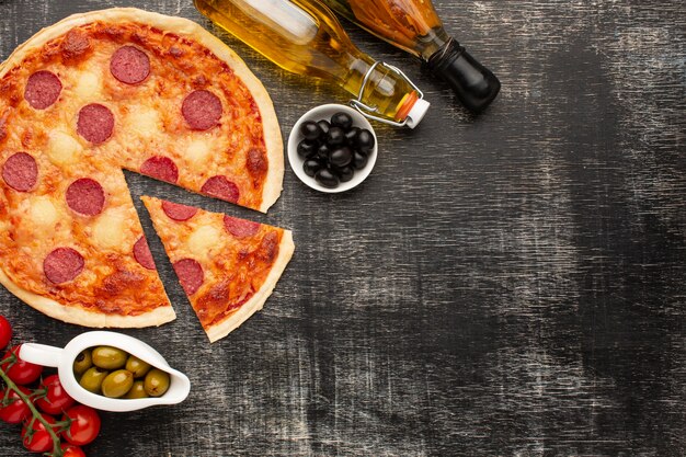 Pizza deliziosa vista dall'alto con lo spazio della copia