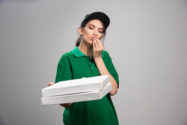 Pizza della holding della donna di consegna