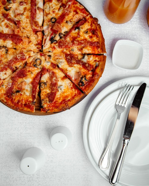 Pizza di pollo con salsa di olive, formaggio e pomodoro