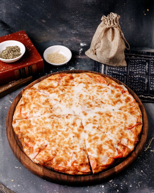 Pizza di vista frontale con formaggio sul pavimento grigio