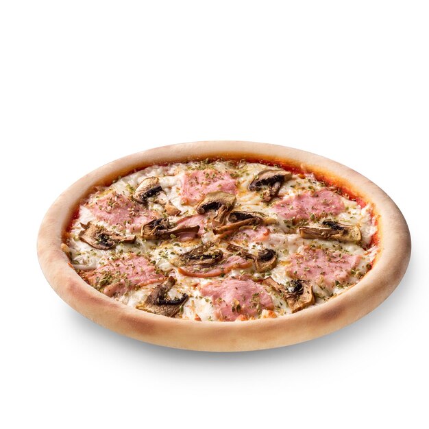 Pizza fresca con funghi, prosciutto, formaggio su sfondo bianco. Copia spazio. Fatto in casa con amore. Consegna veloce. Ricetta e menù. Vista dall'alto.