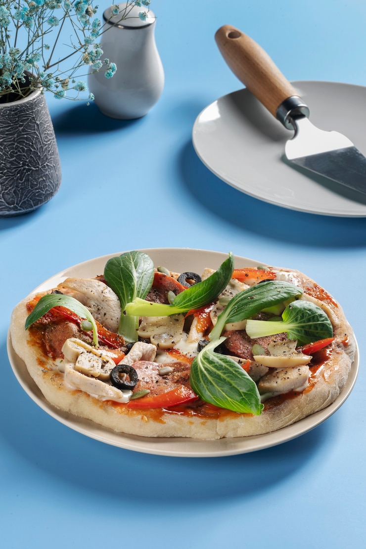 Foto gratuito pizza gustosa ad alto angolo con verdure