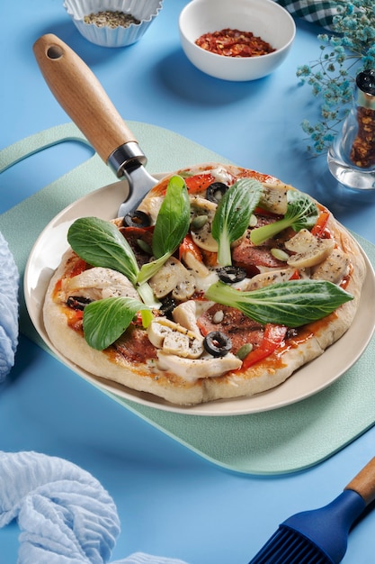 Pizza gustosa ad alto angolo sul piatto