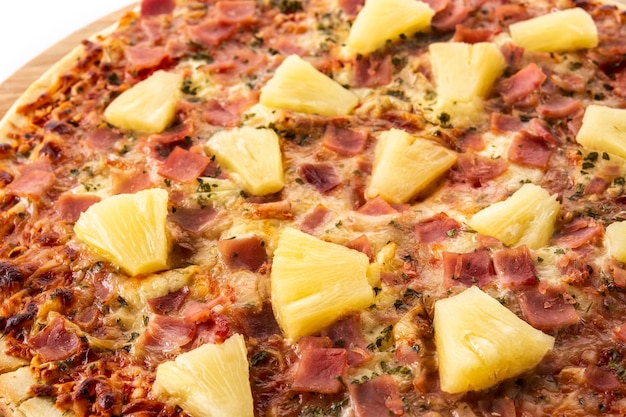Pizza hawaiana con ananas e formaggio isolati su sfondo bianco