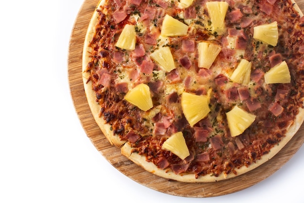 Pizza hawaiana con ananas e formaggio isolati su sfondo bianco