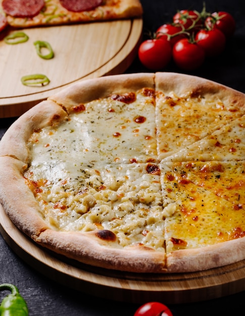 Pizza Margarita con formaggio fuso tagliato a fette.