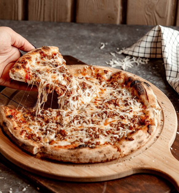 Pizza mista con carne tritata