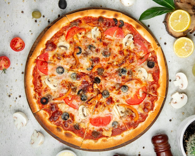 Pizza mista con fette di limone