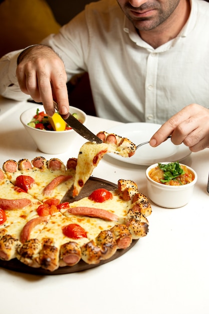 Pizza mista con salsicce e pomodoro