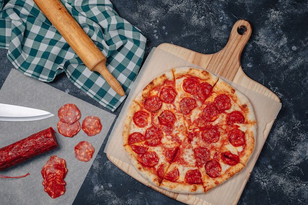 Pizza napoletana appetitosa su una lavagna con vari ingredienti, spazio libero per il testo