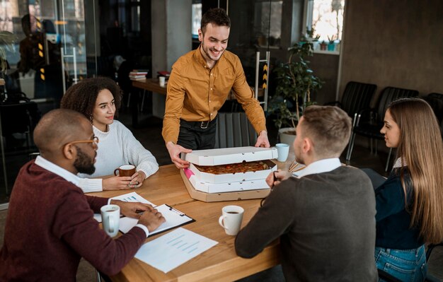 Pizza portata in ufficio per una pausa di riunione