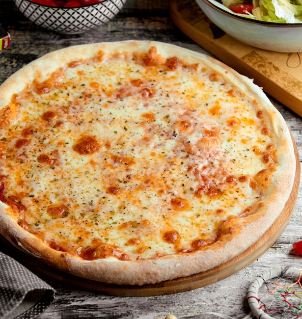 Pizza quattro formaggi sul tavolo