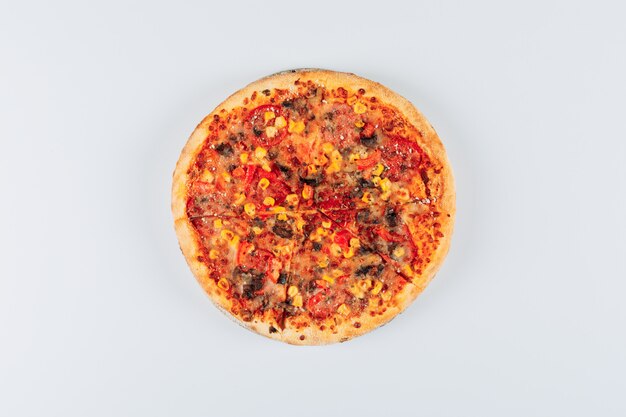 Pizza raffinata su uno sfondo bianco. disteso.