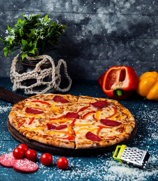 Pizza salame sul tavolo