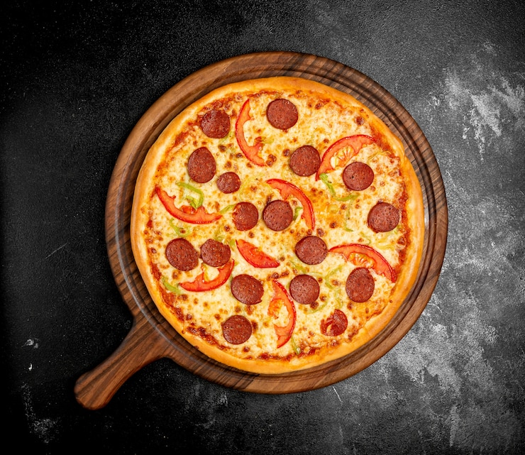Foto gratuito pizza salata croccante con formaggio, pomodori, salsiccia e pepe