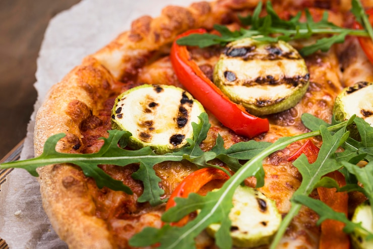 Foto gratuito pizza saporita della rucola dell'angolo alto